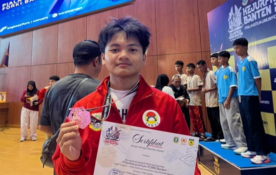 Dimaz Aryasyam Akbar Raih Juara 3 pada kategori Junior Kata Beregu Putra 